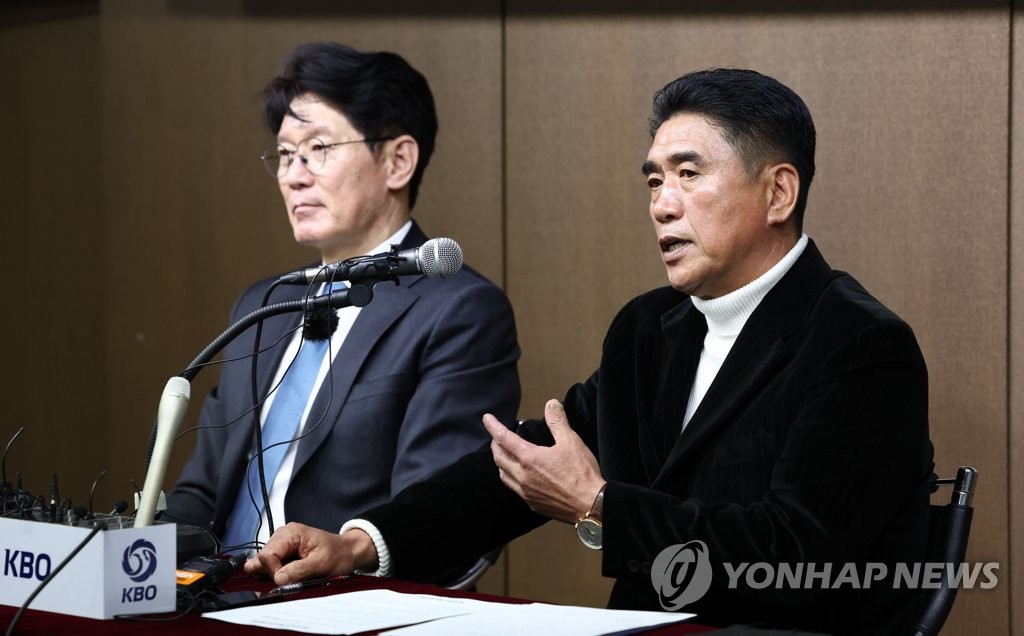 Cho Bum-hyun (R), technical director for the South Korean national baseball team, speaks at a press conference announcing the 30-man roster for the World Baseball Classic at the Korea Baseball Organization headquarters in Seoul on Jan. 4, 2023. (Yonhap)