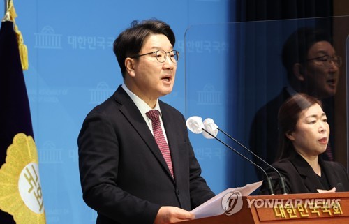 Ruling People Power Party Rep. Kweon Seong-dong speaks during a press conference at the National Assembly in Seoul on Jan. 5, 2023. (Yonhap)