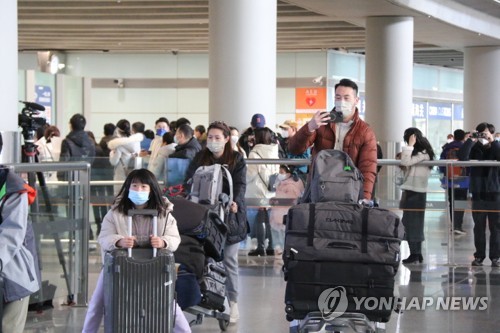 중국 베이징 서우두 공항에 도착한 승객들