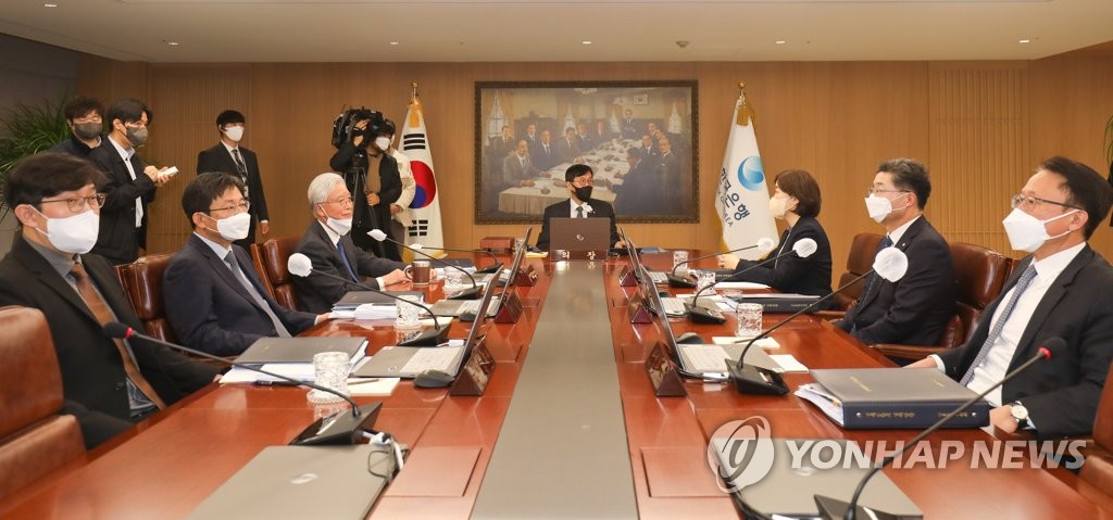 BOK Gov. Rhee Chang-yong (C) presides over a rate-setting monetary policy meeting held at the central bank's headquarters in Seoul on Jan. 13, 2023, in this pool photo. (PHOTO NOT FOR SALE) (Yonhap)
