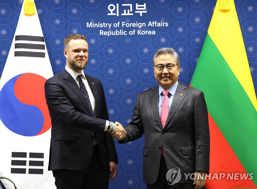 Pietų Korėjos ir Lietuvos užsienio reikalų ministrai aptaria santykių gerinimo būdus