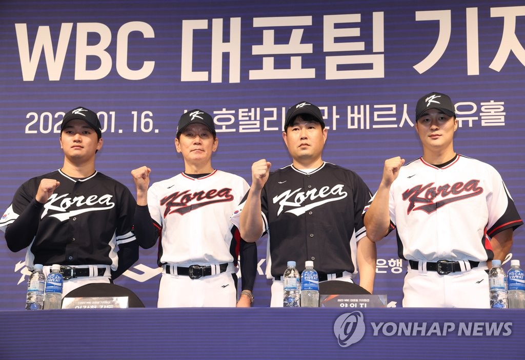 Members of the South Korean national team for the World Baseball Classic pose for photos before their joint press conference in Seoul on Jan. 16, 2023. From left: pitcher Go Woo-suk, manager Lee Kang-chul, catcher Yang Eui-ji and infielder Kim Ha-seong. (Yonhap)