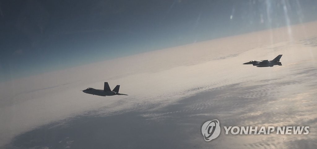 첫 초음속 비행 성공한 국산 전투기 KF-21 시제 1호기