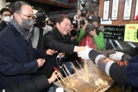 대구 서문시장서 상인과 인사하는 안철수