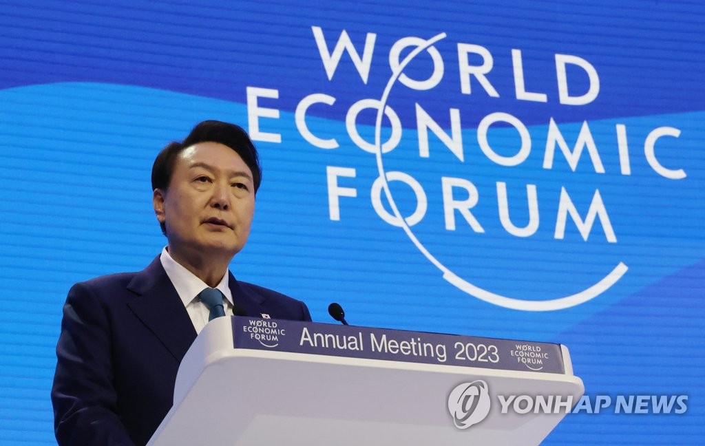 El presidente surcoreano, Yoon Suk Yeol, habla, el 19 de enero de 2023 (hora local), durante la reunión anual del Foro Económico Mundial, en Suiza.