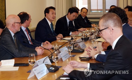 El presidente surcoreano, Yoon Suk Yeol (3º por la izda.), habla durante una reunión con un grupo de físicos cuánticos, celebrada, el 19 de enero de 2023 (hora local), en el Instituto Federal Suizo de Tecnología, en Zúrich.