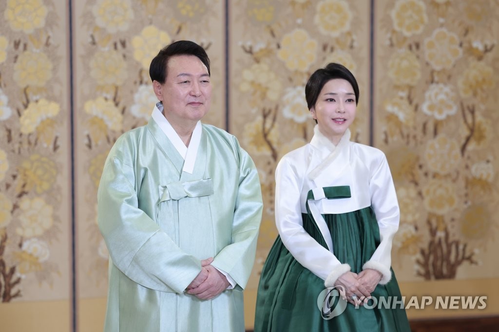 President Yoon Suk Yeol and first lady Kim Keon Hee offer Lunar New Year greetings to the people on Jan. 21, 2023, in this photo provided by the presidential office. (PHOTO NOT FOR SALE) (Yonhap)