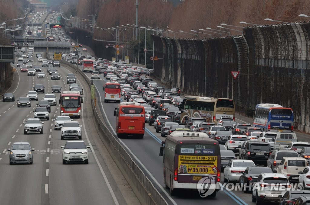 Vehicles clog the southbound lanes on the Gyeongbu Expressway in Seoul, as millions of South Koreans begin their annual exodus out of the capital city toward their hometowns during the extended Lunar New Year holiday, on Jan. 22, 2023. (Yonhap)