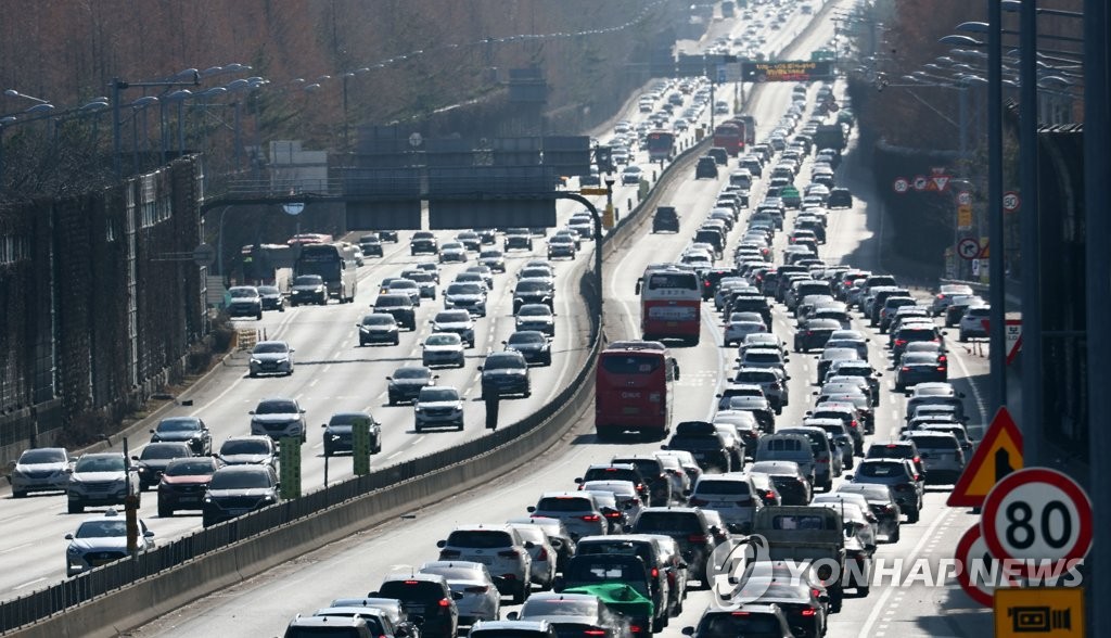 連休最終日　高速道路はＵターンラッシュ