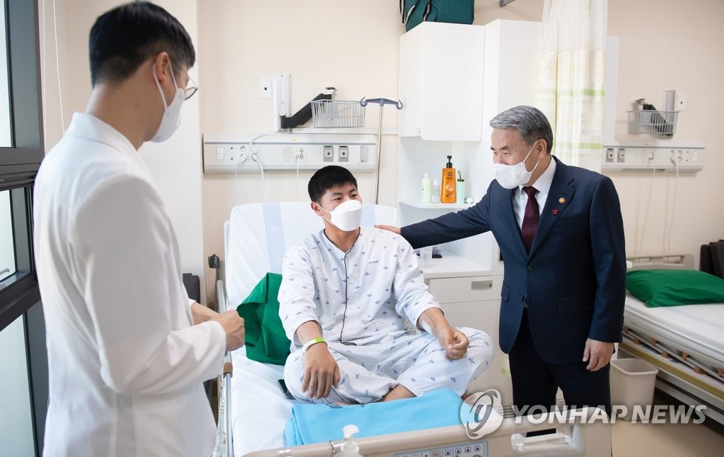 El jefe de Defensa visita un hospital militar