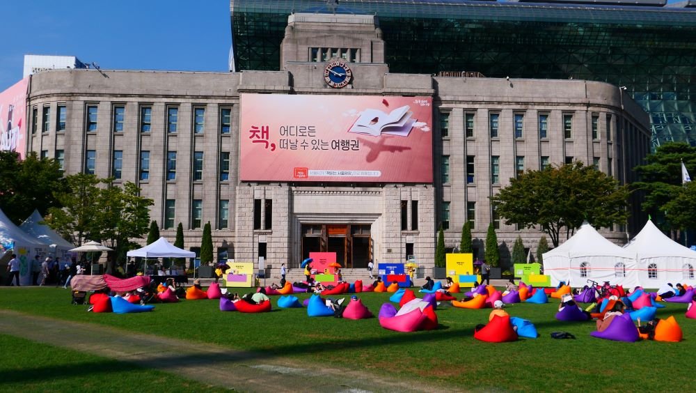 서울시, 광화문광장에 4월 야외 독서공간 개장