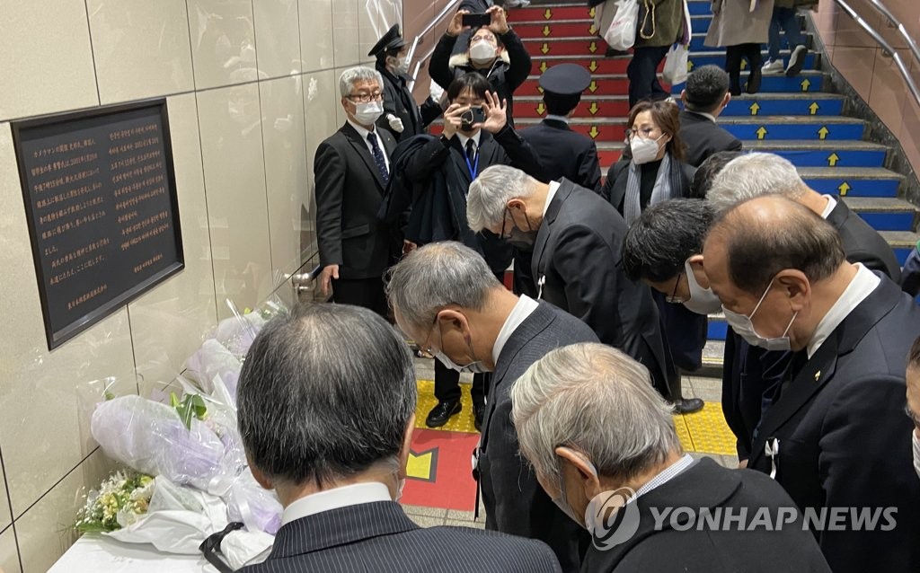 構内にある顕彰碑に黙とうをささげる尹大使ら＝２６日、東京（聯合ニュース）