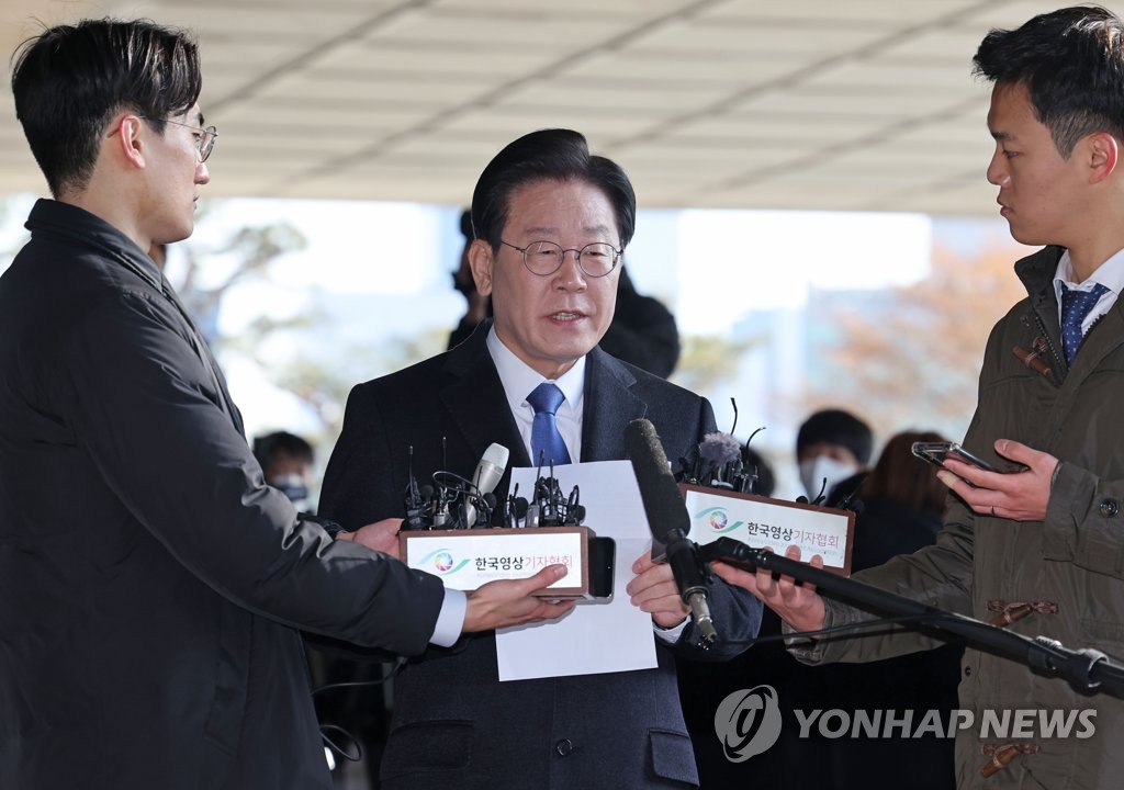 (2nd LD) Opposition leader Lee appears for questioning in corruption probe