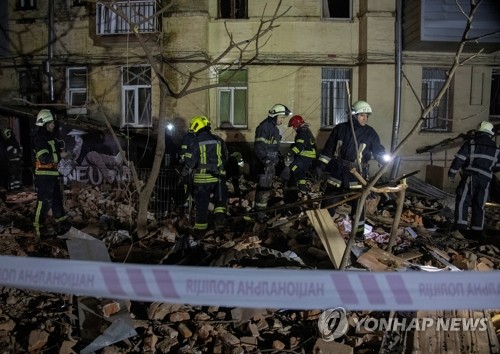 '미사일 피격' 아파트서 작업하는 우크라 구조대원들