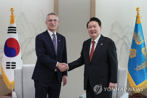 Yoon se reúne con el jefe de la OTAN y promete su apoyo al pueblo ucraniano