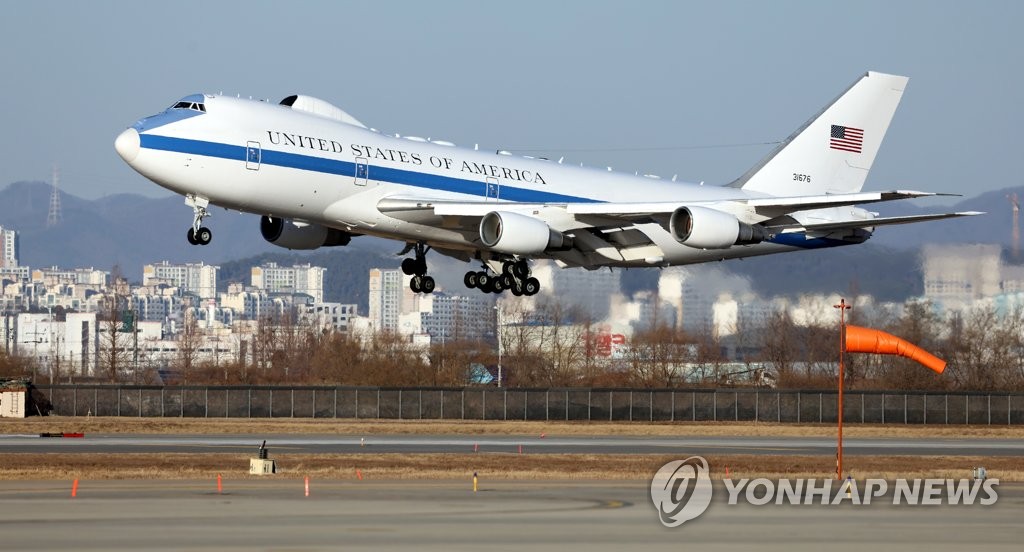착륙하는 로이드 오스틴 미국 국방장관 전용기