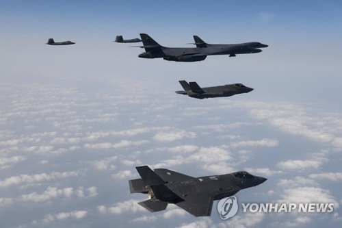 (2ª AMPLIACIÓN) Seúl y Washington realizan maniobras militares aéreas tras el lanzamiento norcoreano de un ICBM