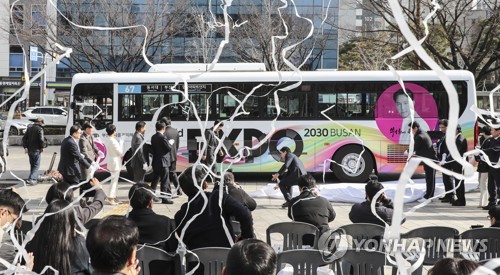 كشف النقاب عن حافلة مزينة بإعلان استضافة معرض إكسبو 2030