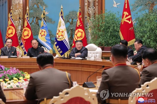 زعيم كوريا الشمالية يحضر اجتماع اللجنة العسكرية المركزية
