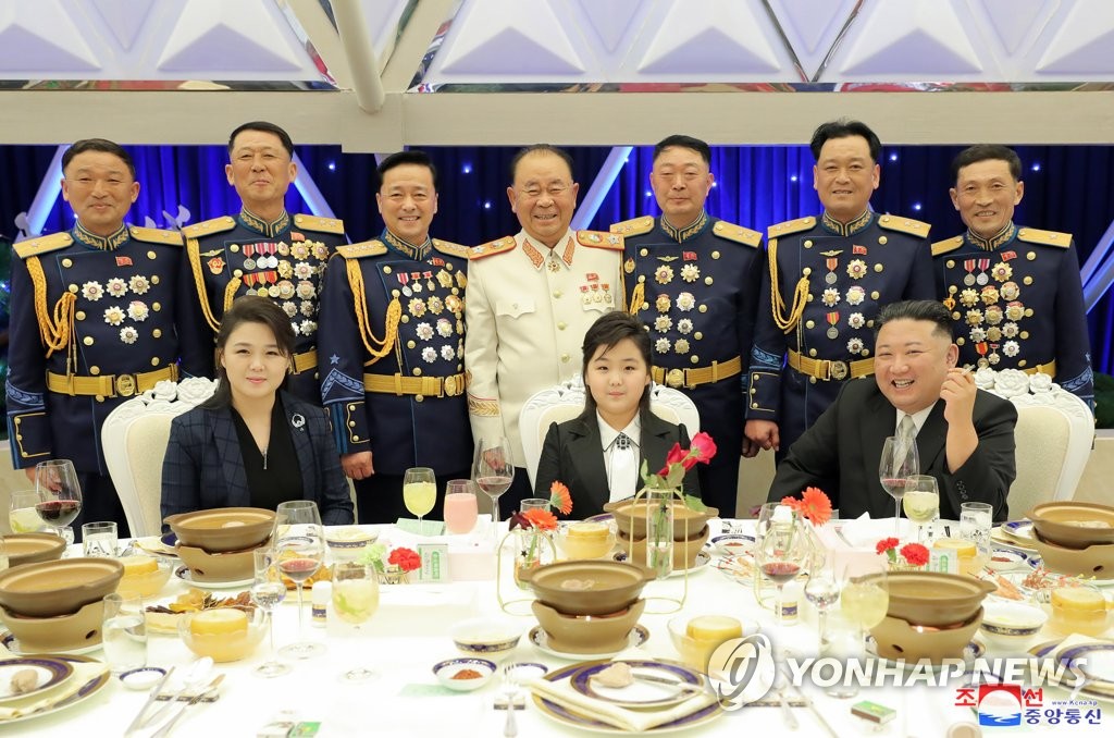 Esta imagen, tomada de imágenes de la Televisión Central Coreana estatal de Corea del Norte el 8 de febrero de 2023, muestra al líder norcoreano Kim Jong-un (frente a la derecha) posando para una foto con su hija, conocida como Ju-ae (centro). ), y su esposa Ri Sol-ju en un banquete el día anterior para conmemorar el 75 aniversario de la fundación de las fuerzas armadas.  (Para uso exclusivo en la República de Corea. Sin redistribución) (Yonhap)