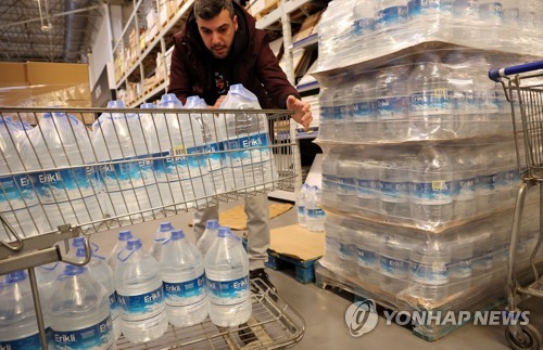튀르키예 지진 피해 지역에 보낼 물 사는 시민
