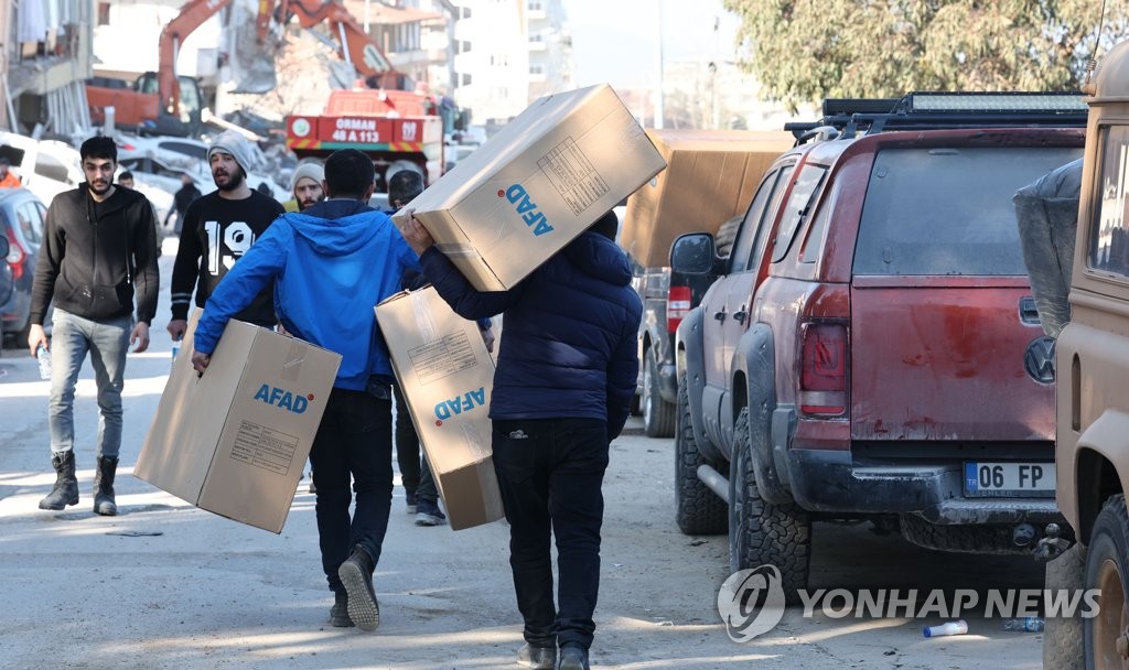 구호물품 받아 이동하는 튀르키예 시민들