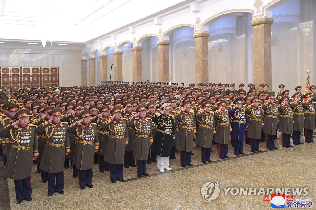 Los oficiales al mando del Ejército Popular de Corea (del Norte) (KPA) rinden homenaje a sus difuntos líderes Kim Il-sung y Kim Jong-il durante una visita al Palacio del Sol de Kumsusan en Pyongyang el 9 de febrero de 2023, en la ocasión. del 75 aniversario de la fundación del KPA, en esta foto publicada por la Agencia Central de Noticias de Corea del Norte.  (Para uso exclusivo en la República de Corea. Sin redistribución) (Yonhap)