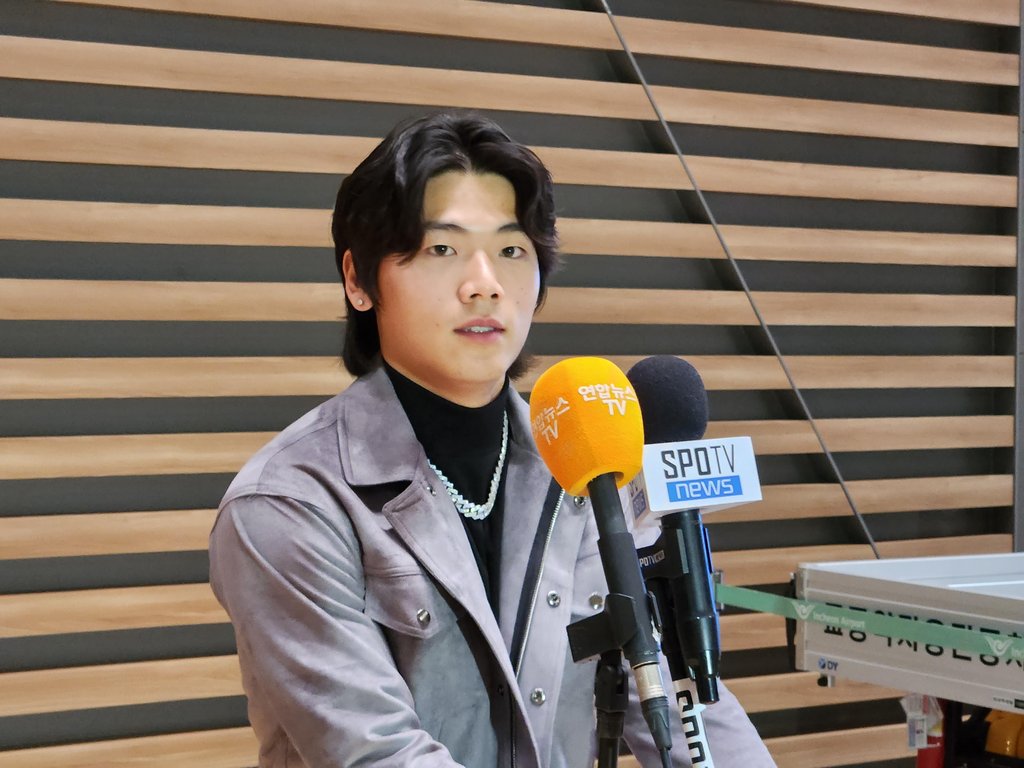 Bae Ji-hwan being interviewed before leaving the country