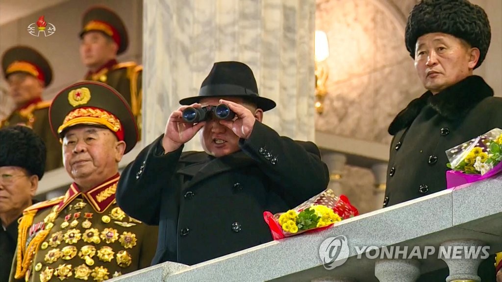 En esta foto de archivo, el líder norcoreano Kim Jong-un (centro) usa binoculares para ver un desfile militar en la plaza Kim Il Sung en Pyongyang la noche del 8 de febrero de 2023, para conmemorar el 75 aniversario de la fundación del Ejército Popular de Corea. , en esta foto capturada de la Televisión Central Coreana oficial del Norte.  Kim estuvo acompañado por Ri Pyong-chol (izquierda), vicepresidente de la Comisión Militar Central del gobernante Partido de los Trabajadores, y el primer ministro Kim Tok-hun.  (Para uso exclusivo en la República de Corea. Sin redistribución) (Yonhap)