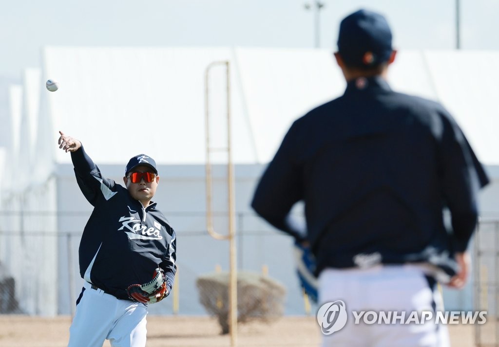 South Korean catcher Yang Eui-ji (L) plays catch with teammate Lee Ji-young during a practice session for the World Baseball Classic at Kino Sports Complex in Tucson, Arizona, on Feb. 15, 2023. (Yonhap)