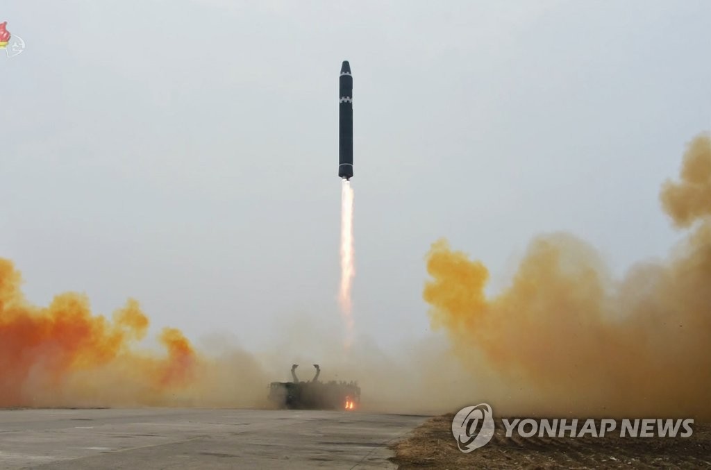 Esta foto, publicada por la Agencia Central de Noticias de Corea del Norte el 19 de febrero de 2023, muestra el lanzamiento por parte del Norte de un misil balístico intercontinental Hwasong-15 en un ángulo inclinado el día anterior.  (Para uso exclusivo en la República de Corea. Sin redistribución) (Yonhap)