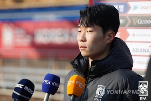 인터뷰하는 이승원