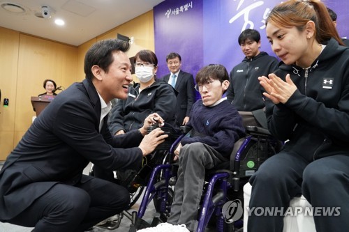 '한국의 호킹'·골볼팀 만난 오세훈 "장애 뛰어넘은 영웅들"