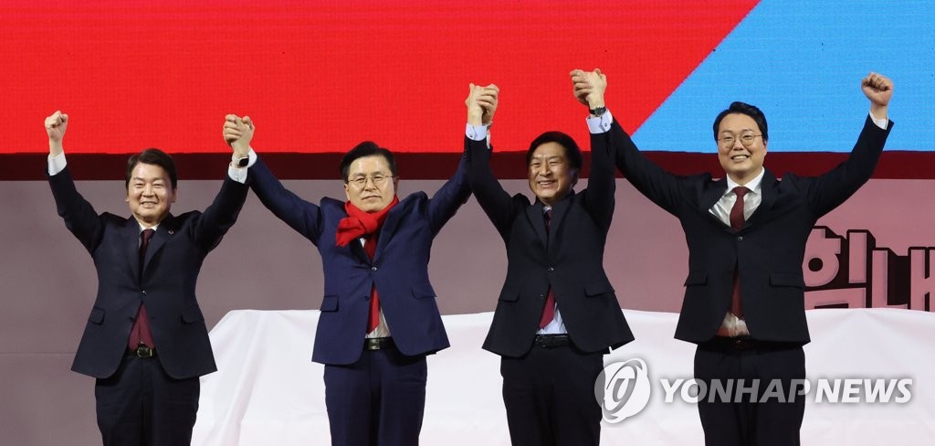 This March 2, 2023, photo shows the final candidates for new ruling People Power Party leader attending a joint campaign speech at a stadium in Gyeonggi Province. They are Rep. Ahn Cheol-soo (L), former Prime Minister Hwang Kyo-ahn (2nd from L), Rep. Kim Gi-hyeon (2nd from R) and Chun Ha-ram, an attorney affiliated with ousted chair Lee Jun-seok. (Yonhap)