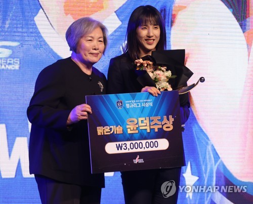 여자농구 우리은행 김단비, 이적 첫 해 정규리그 MVP 등 5관왕