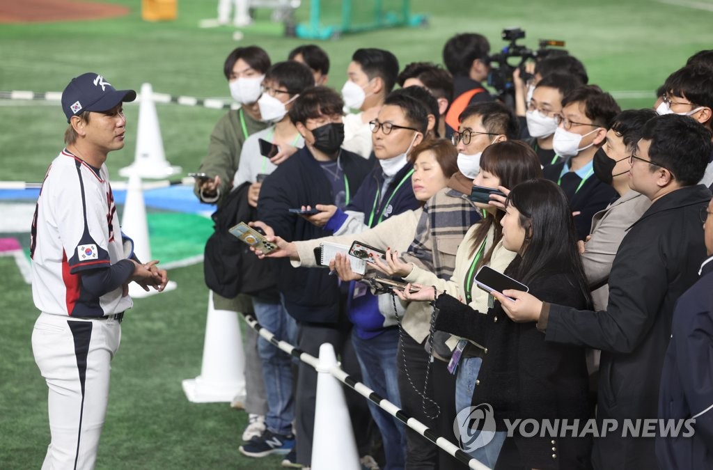 취재진 질문에 답하는 김광현