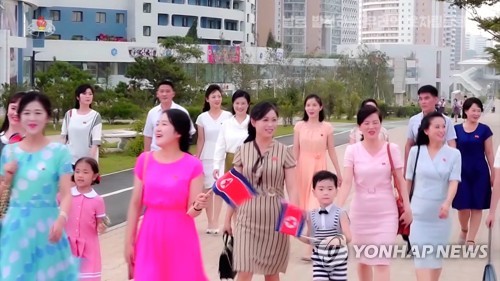 북한 평양을 거니는 주민들