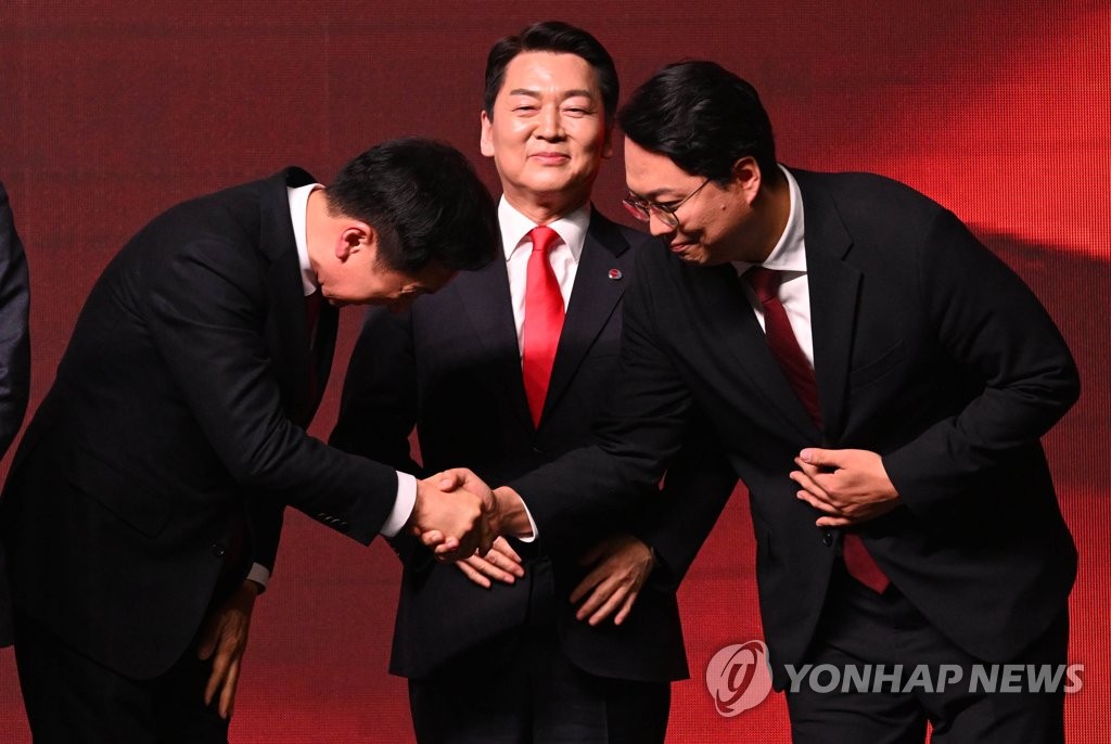 천하람 후보와 악수하는 김기현 신임 당 대표