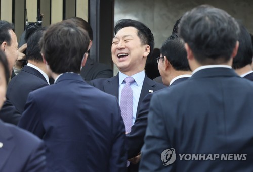 축하 받으며 밝게 웃는 김기현 대표