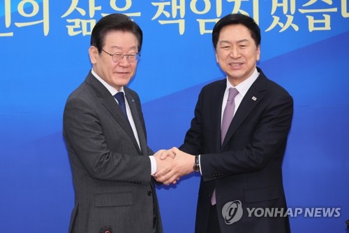 이재명 대표와 악수하는 김기현 대표
