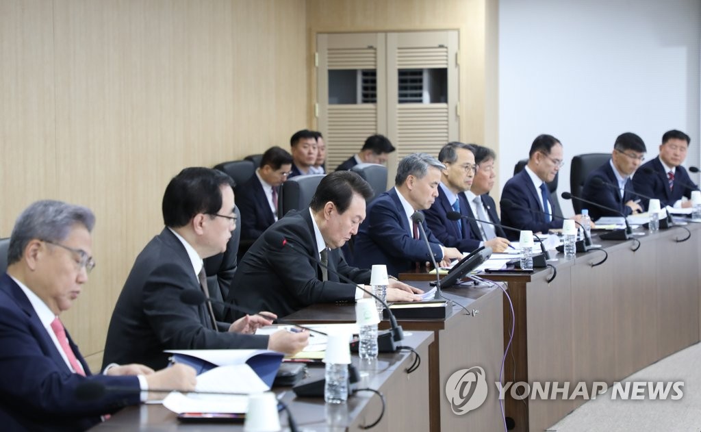 El presidente surcoreano, Yoon Suk Yeol (tercero por la izda.), asiste a una reunión de emergencia del Consejo de Seguridad Nacional, celebrada, el 16 de marzo de 2023, en la oficina presidencial, en Seúl. (Foto proporcionada por la oficina presidencial. Prohibida su reventa y archivo) 