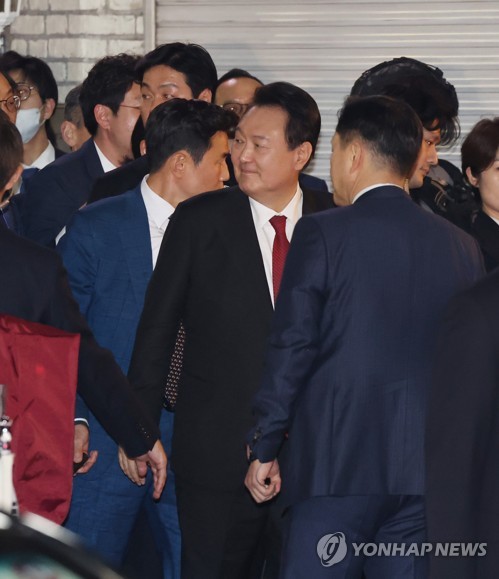 「銀座吉澤」に到着した尹大統領＝１６日、東京（聯合ニュース）
