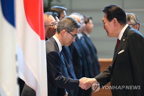 尹大統領（右、資料写真）＝（聯合ニュース）