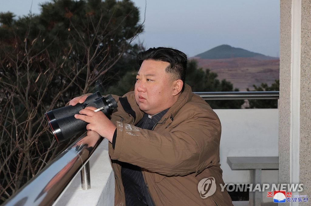 كوريا الشمالية تؤكد أنها أطلقت صاروخ هواسونغ-17 الباليستي العابر للقارات في اليوم السابق تحت إشراف زعيمها
