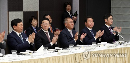 Les chefs des cinq plus grands conglomérats sud-coréens applaudissent le vendredi 17 mars 2023 le discours du président Yoon Suk Yeol lors d'une table ronde d'affaires Corée du Sud-Japon à la Fédération des organisations économiques japonaises (Keidanren) à Tokyo. De la gauche vers la droite : Shin Dong-min de Lotte, Koo Kwang-mo de LG, Chung Euisun de Hyundai, Chey Tae-won de SK et Lee Jae-yong de Samsung.