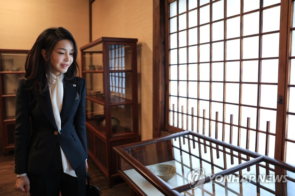 도쿄 일본 민예관 방문한 김건희 여사