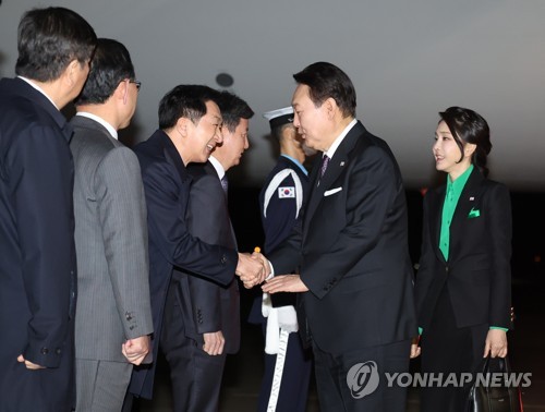 ソウル空港に到着した尹大統領（中央右）＝１７日、城南（聯合ニュース）