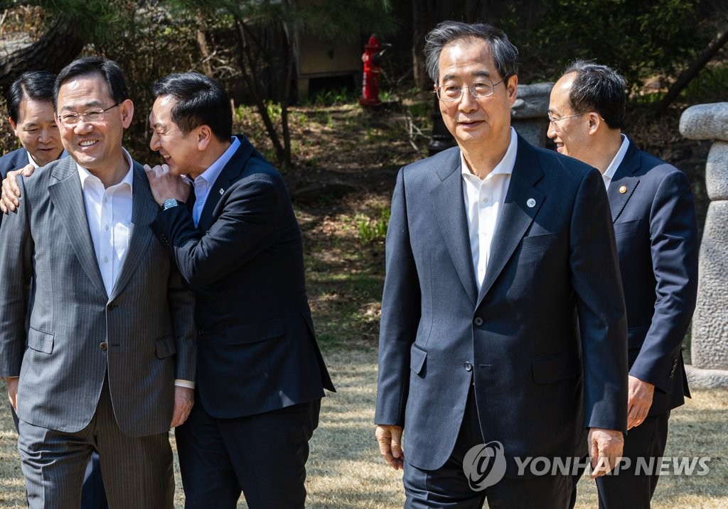 당정협의 장소로 이동하는 한덕수 총리와 국민의힘 김기현 대표