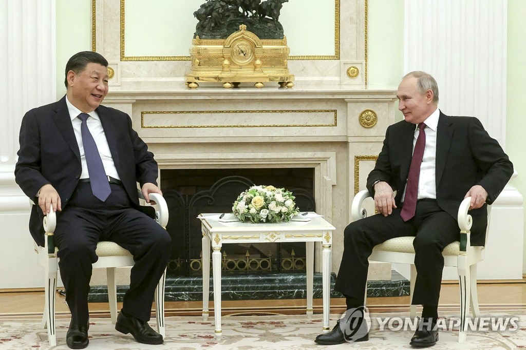 모스크바서 비공식 회담을 하는 시진핑과 푸틴