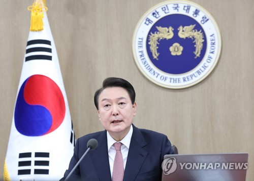 La foto muestra al presidente surcoreano, Yoon Suk Yeol, hablando durante una reunión del Gabinete, celebrada, el 21 de marzo de 2023, en la oficina presidencial, en Seúl.